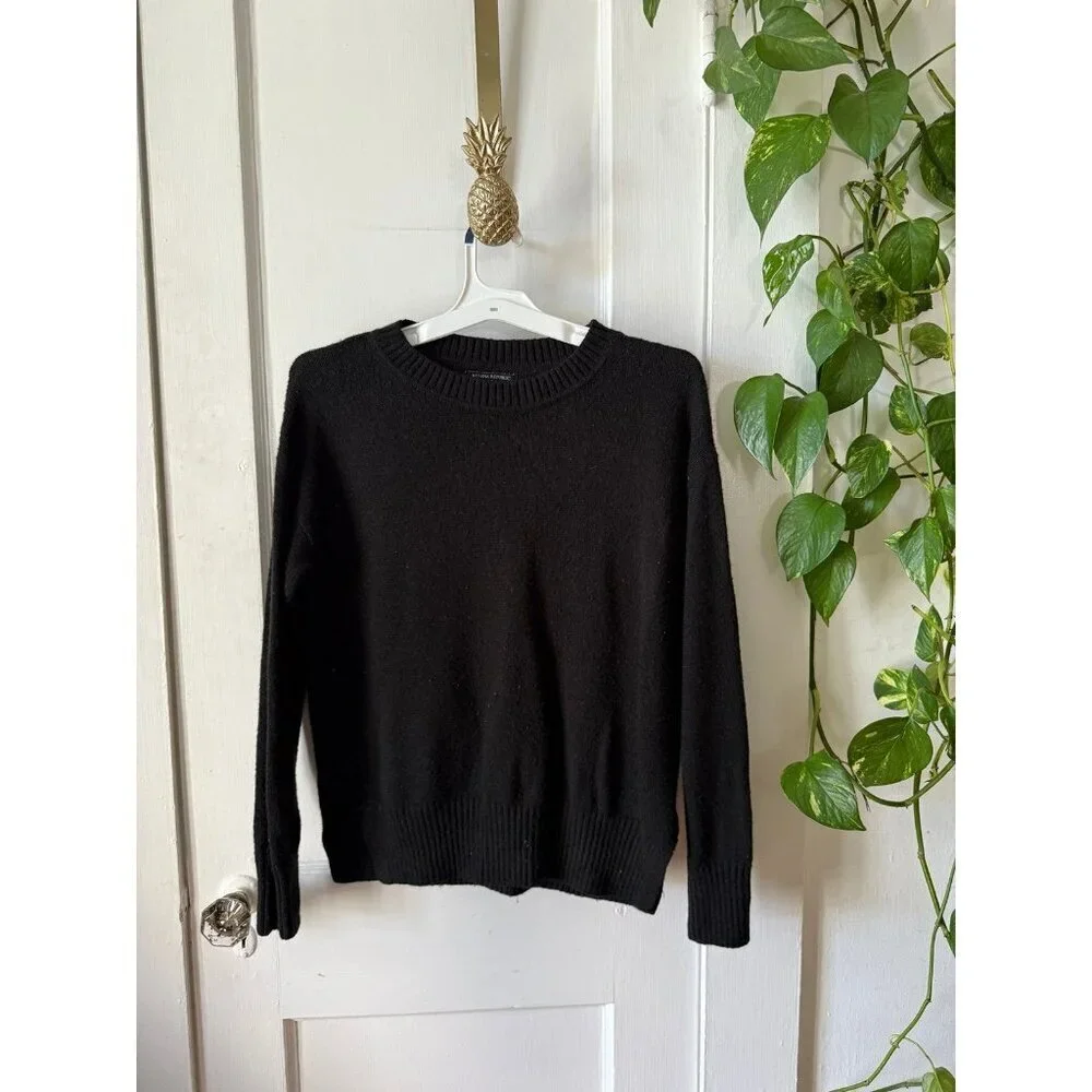 Banana republic men’s size medium black sweater
